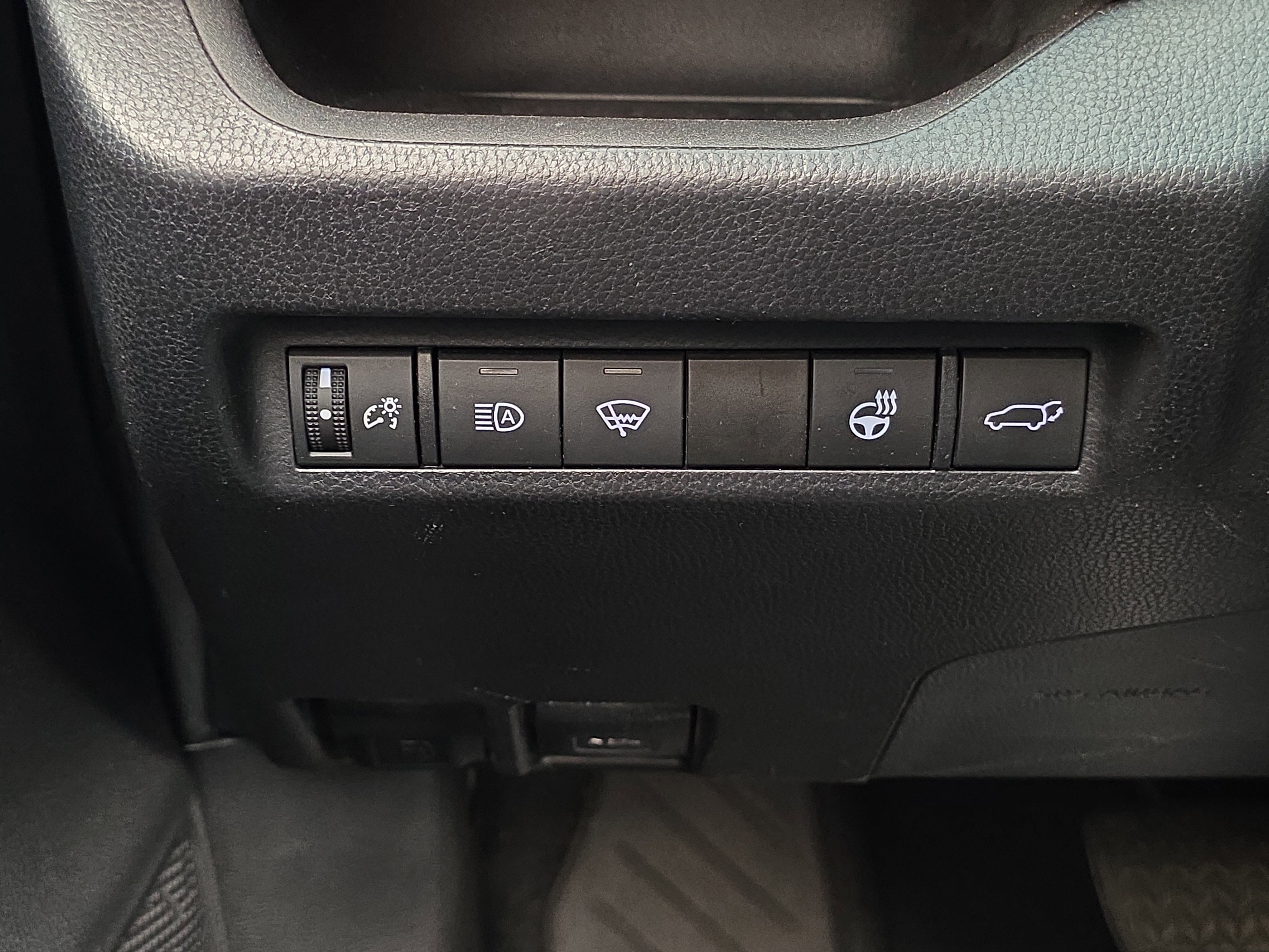 Used 2020 Toyota RAV4 XLE Premium image 29