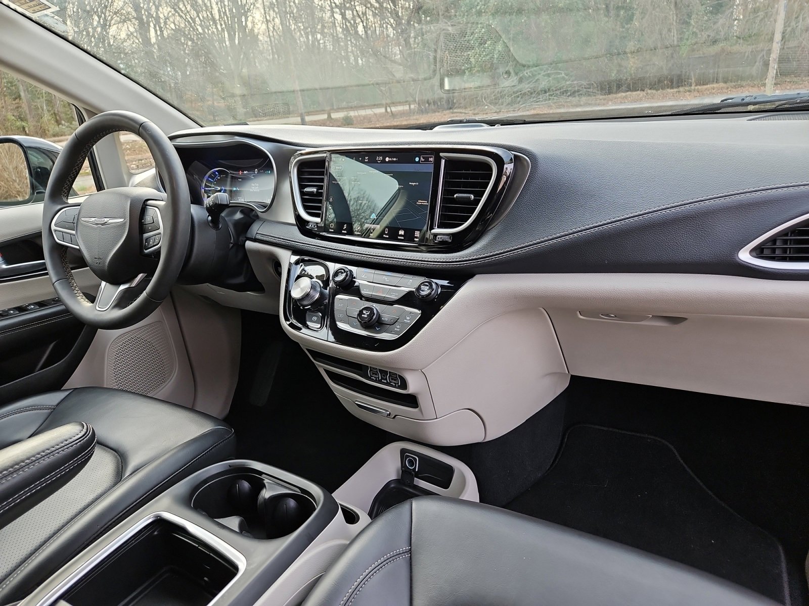 Used 2024 Chrysler Pacifica Select image 16