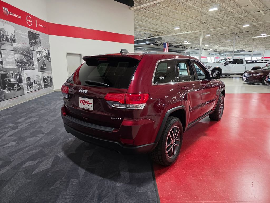 Used 2018 Jeep Grand Cherokee Laredo image 3