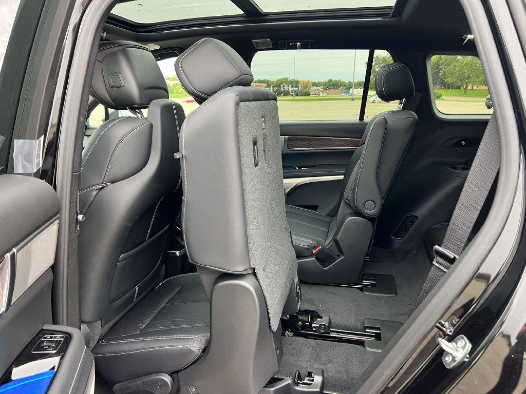 New 2027 Cadillac Vistiq Sport w/ LPO, Floor Liner Package AWD/4WD image 33