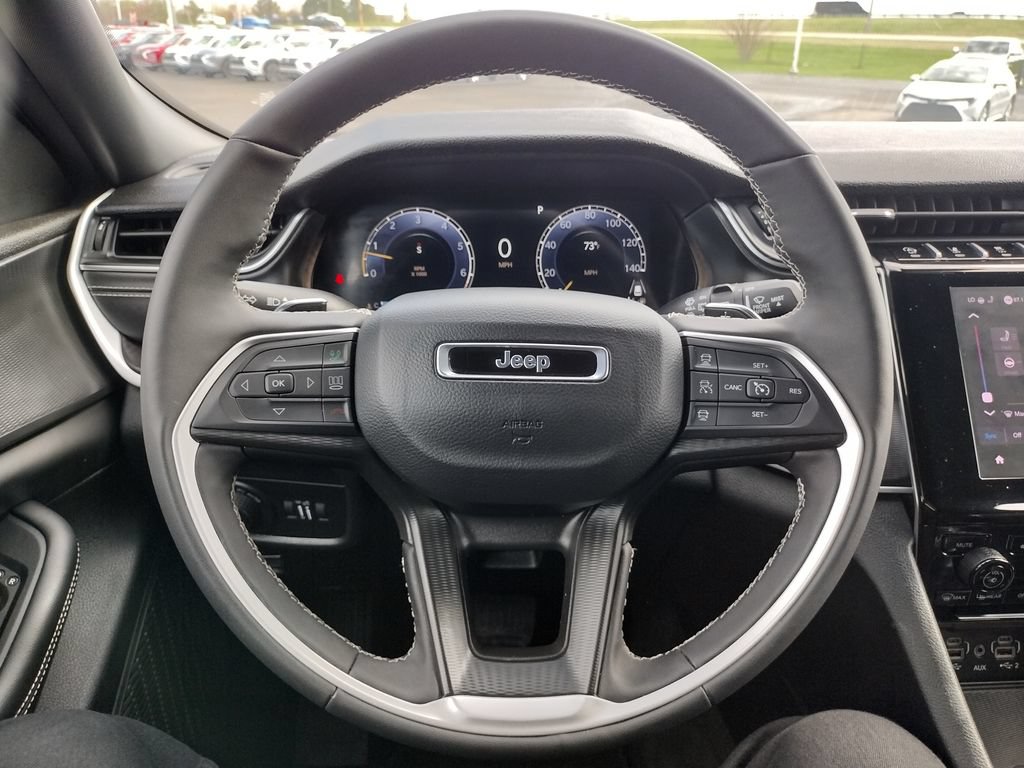 Used 2025 Jeep Grand Cherokee Altitude AWD/4WD image 6