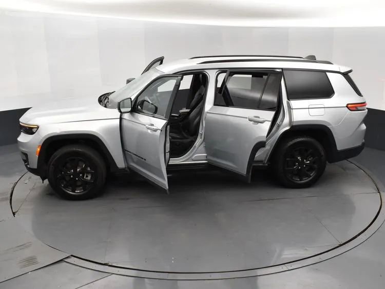 Used 2024 Jeep Grand Cherokee L Laredo image 7