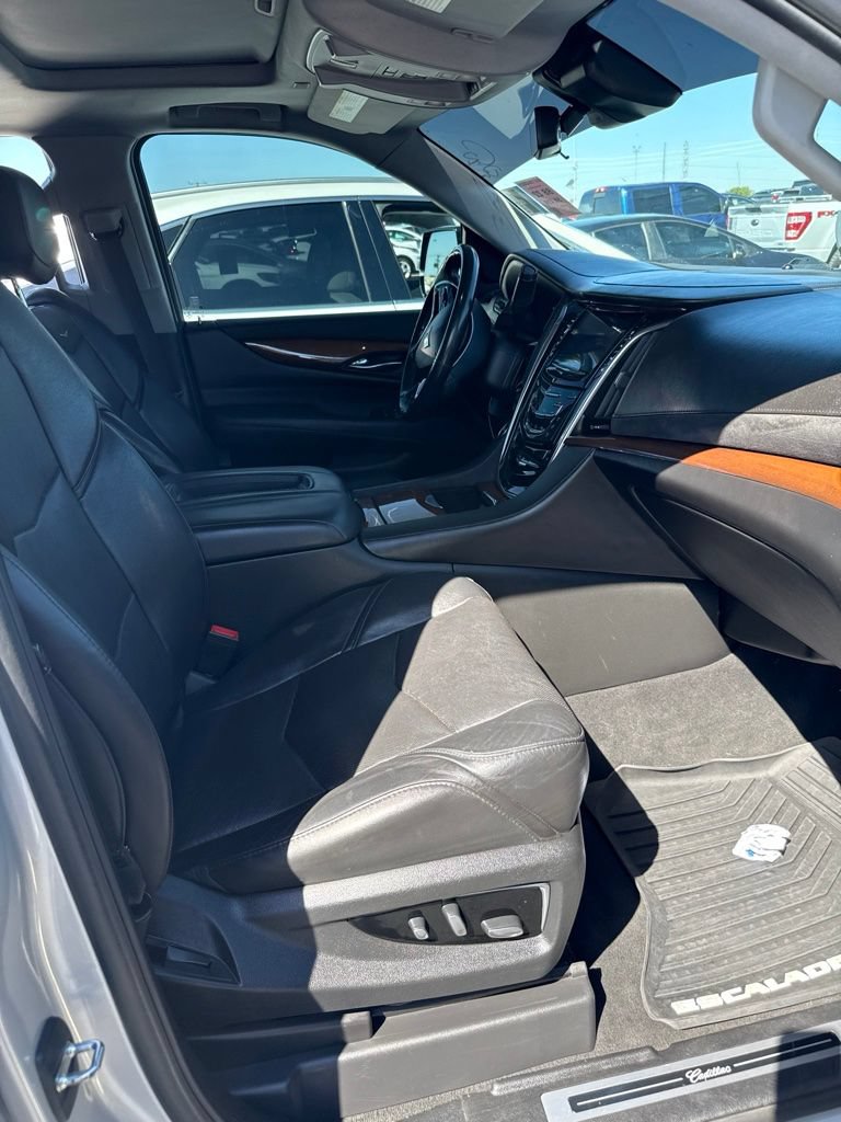 Used 2020 Cadillac Escalade Luxury AWD/4WD image 7