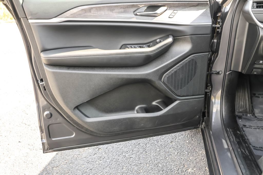 Used 2025 Jeep Grand Cherokee Limited image 28