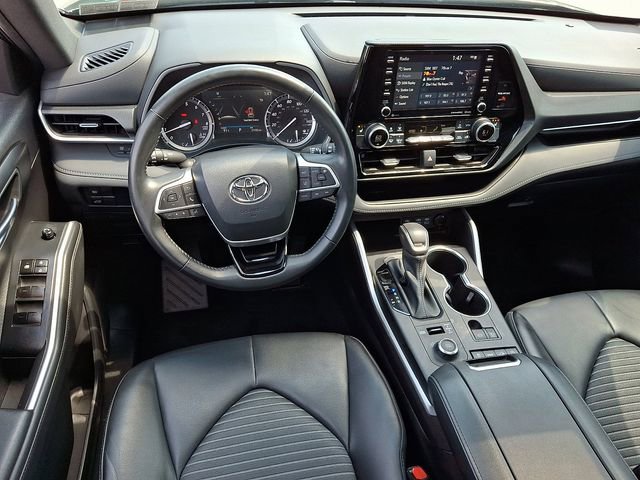 Used 2022 Toyota Highlander XSE AWD/4WD image 2