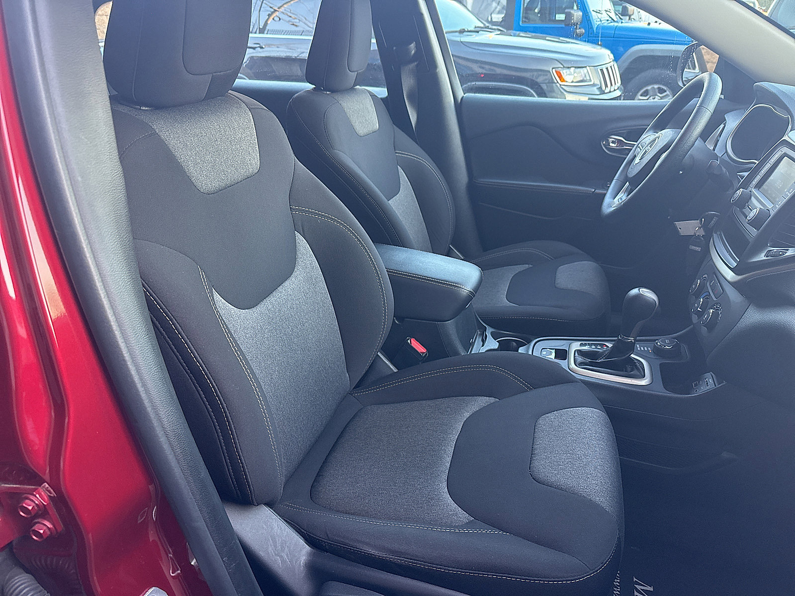 Used 2016 Jeep Cherokee Sport image 39