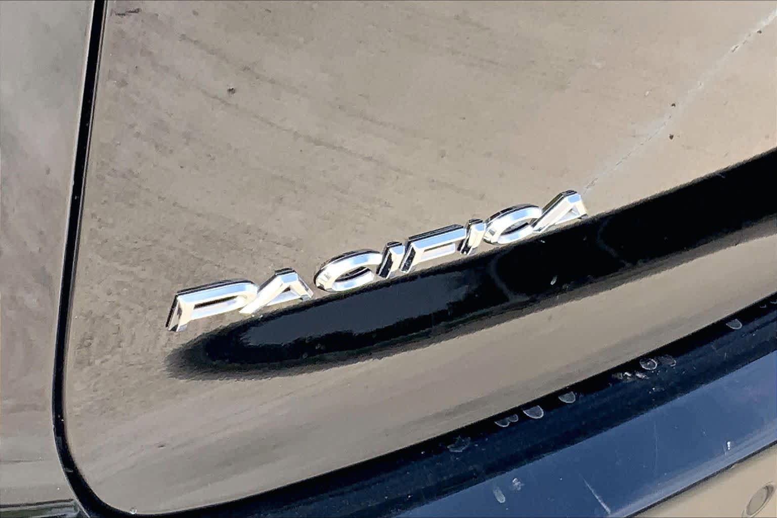 Used 2025 Chrysler Pacifica Select FWD image 30