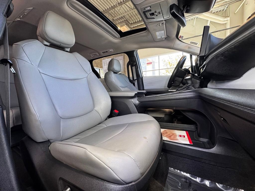 Used 2025 Toyota Sienna XLE FWD image 53