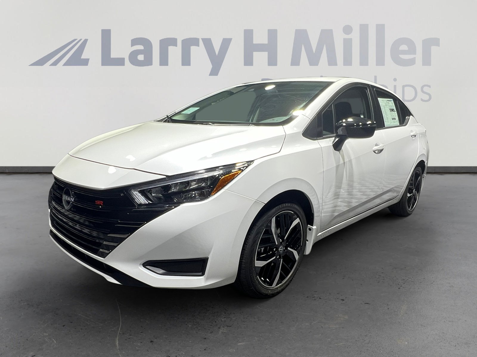 New 2025 Nissan Versa SR w/ Trunk Package