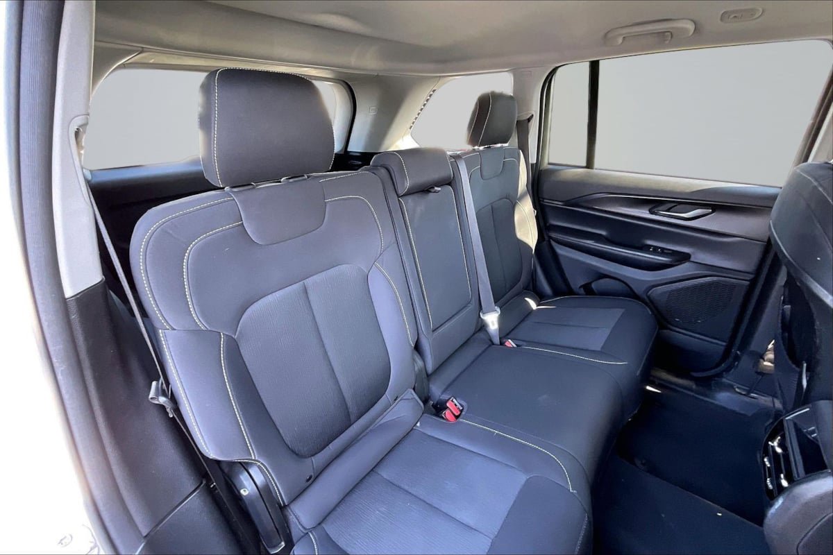 Used 2024 Jeep Grand Cherokee Laredo RWD image 27
