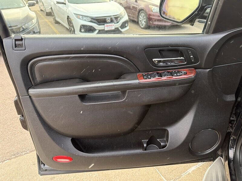 Used 2011 Cadillac Escalade AWD w/ Touring Package image 12