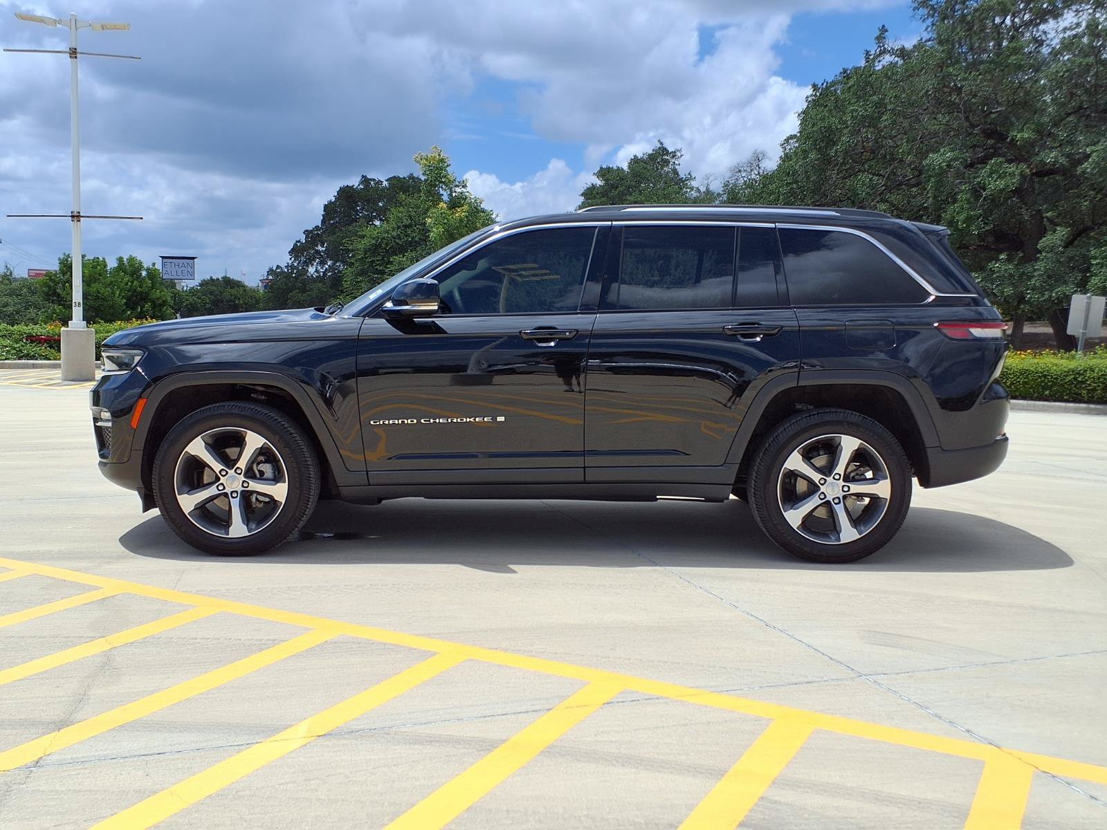 Used 2023 Jeep Grand Cherokee Limited AWD/4WD image 8