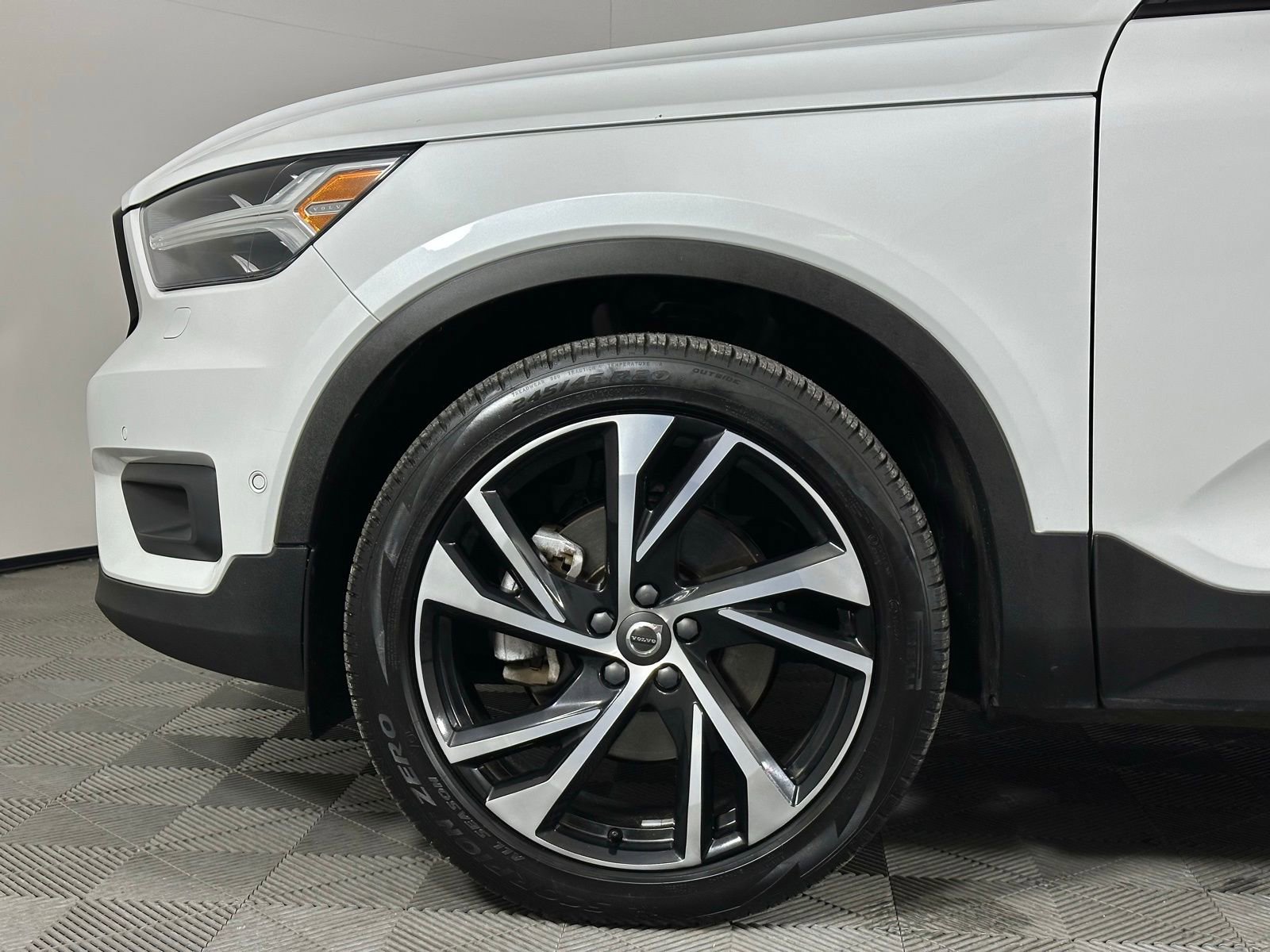 Used 2019 Volvo XC40 T5 R-Design image 8