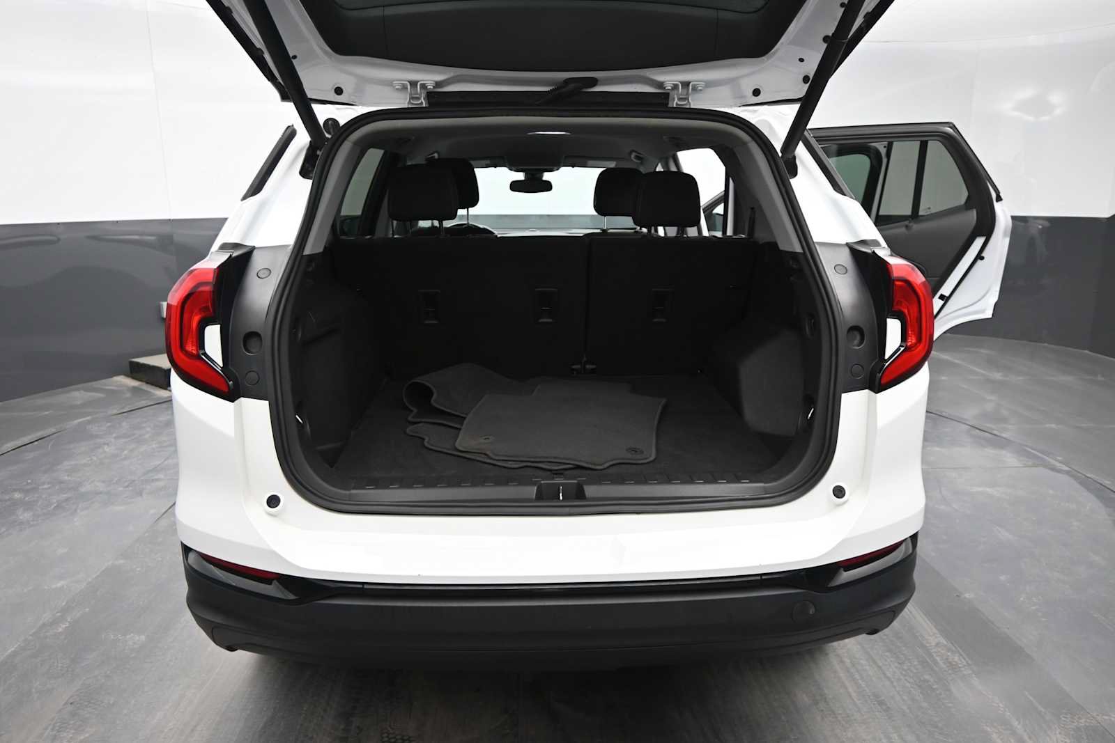 Used 2021 GMC Terrain SLE w/ Driver Convenience Package FWD image 15