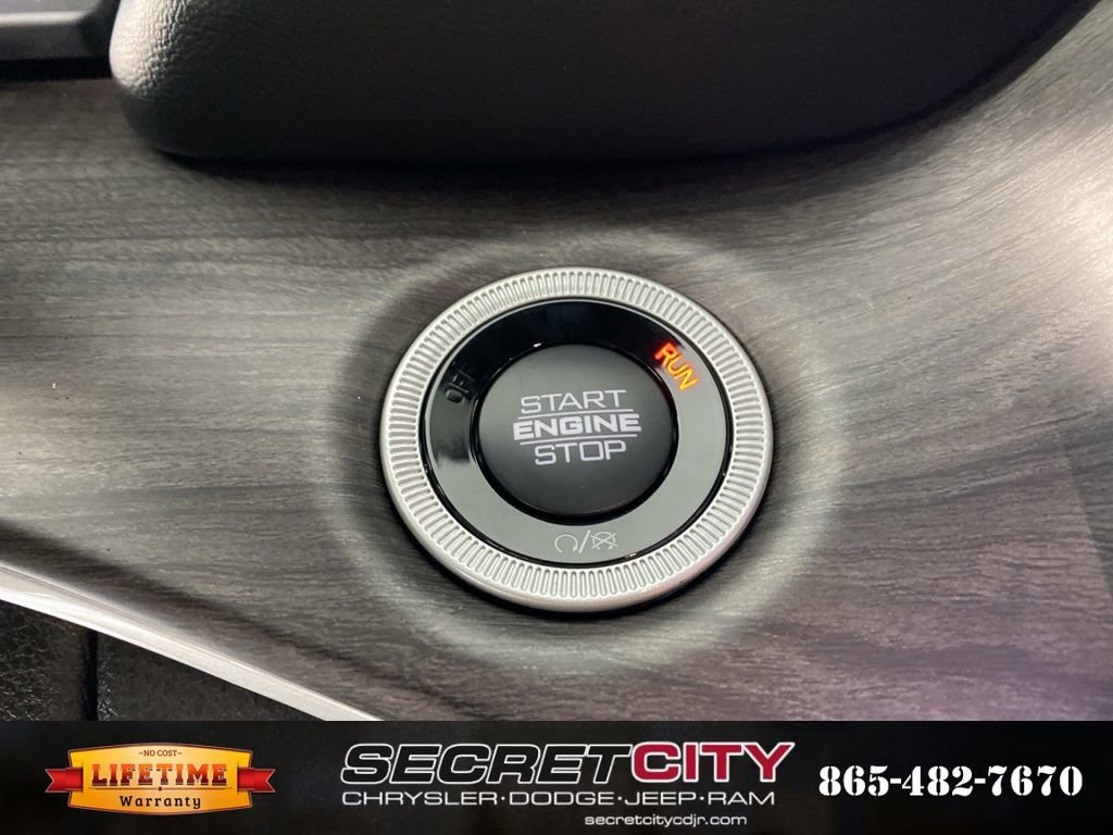 New 2025 Jeep Grand Cherokee Limited w/ Black Appearance Package image 18