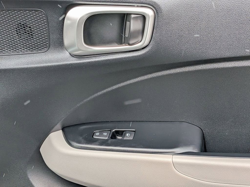 Used 2025 Hyundai Venue SEL image 34