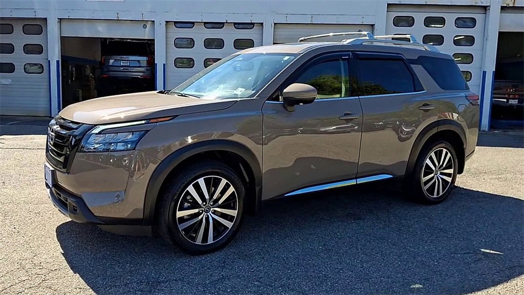 Used 2025 Nissan Pathfinder Platinum w/ Black Appearance Package image 4