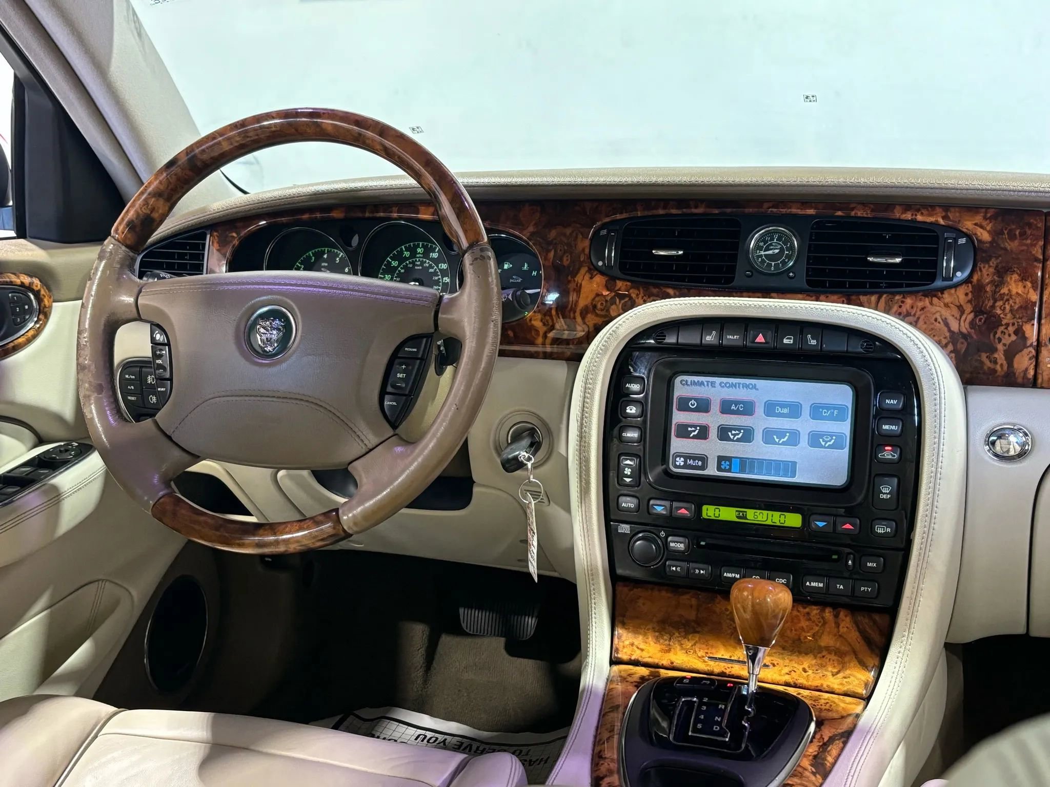 Used 2004 Jaguar XJ8 image 21