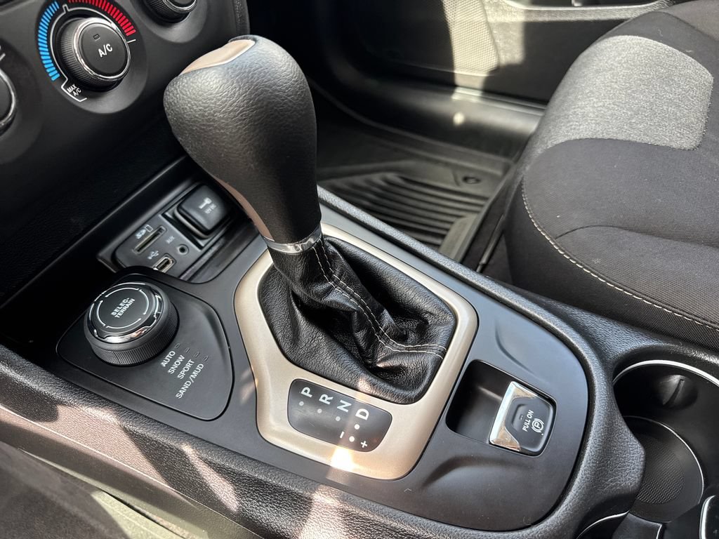Used 2017 Jeep Cherokee Sport AWD/4WD image 24