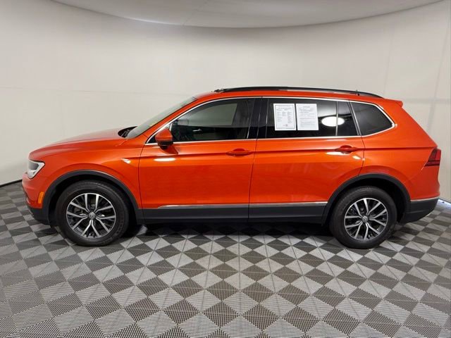 Used 2018 Volkswagen Tiguan SE w/ Panoramic Sunroof Package FWD image 3