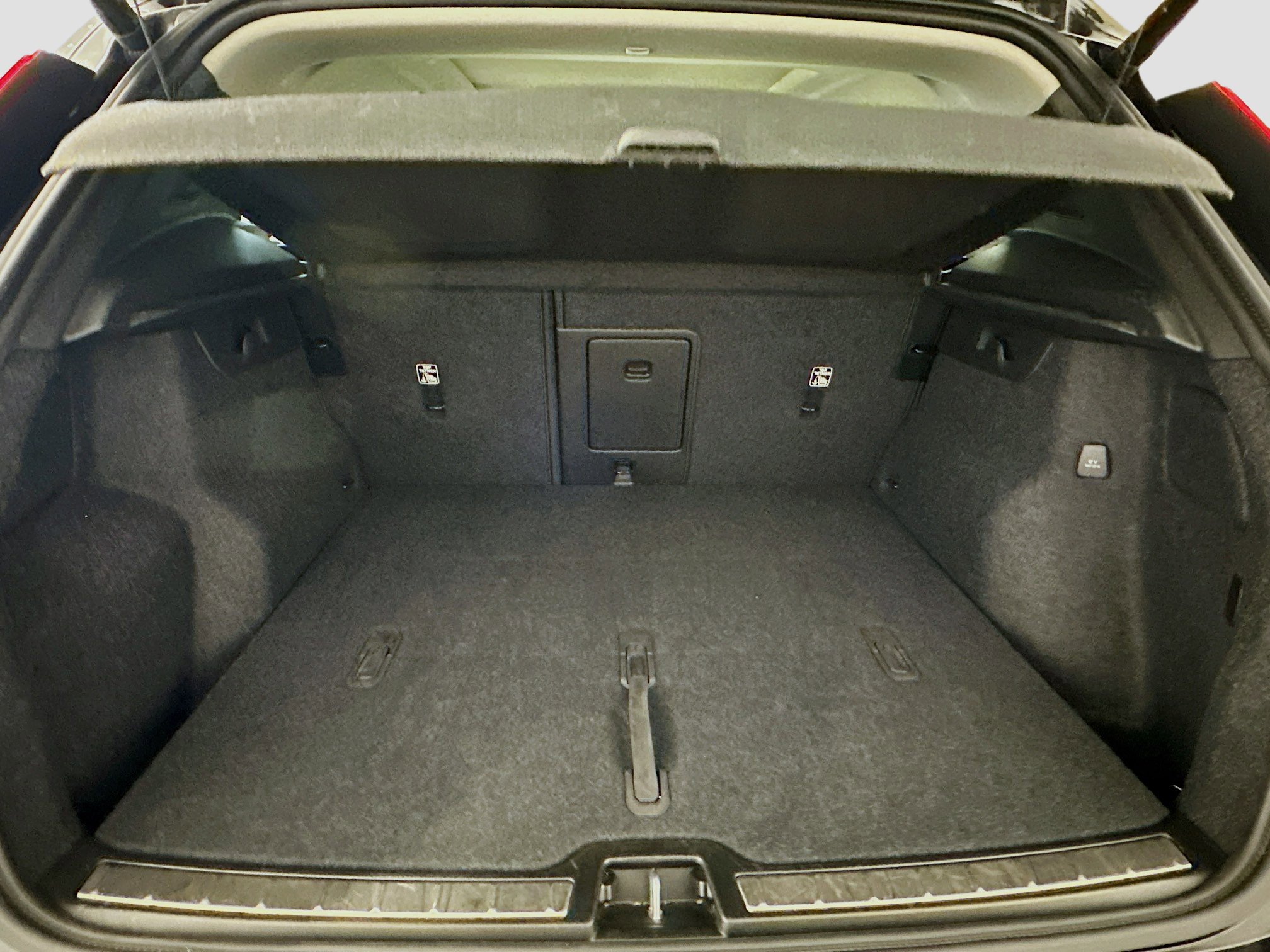 Used 2025 Volvo XC40 B5 Plus image 31