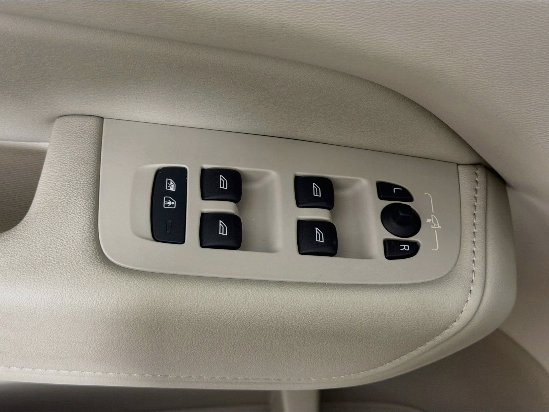 Certified 2024 Volvo XC60 B5 Plus AWD/4WD image 18