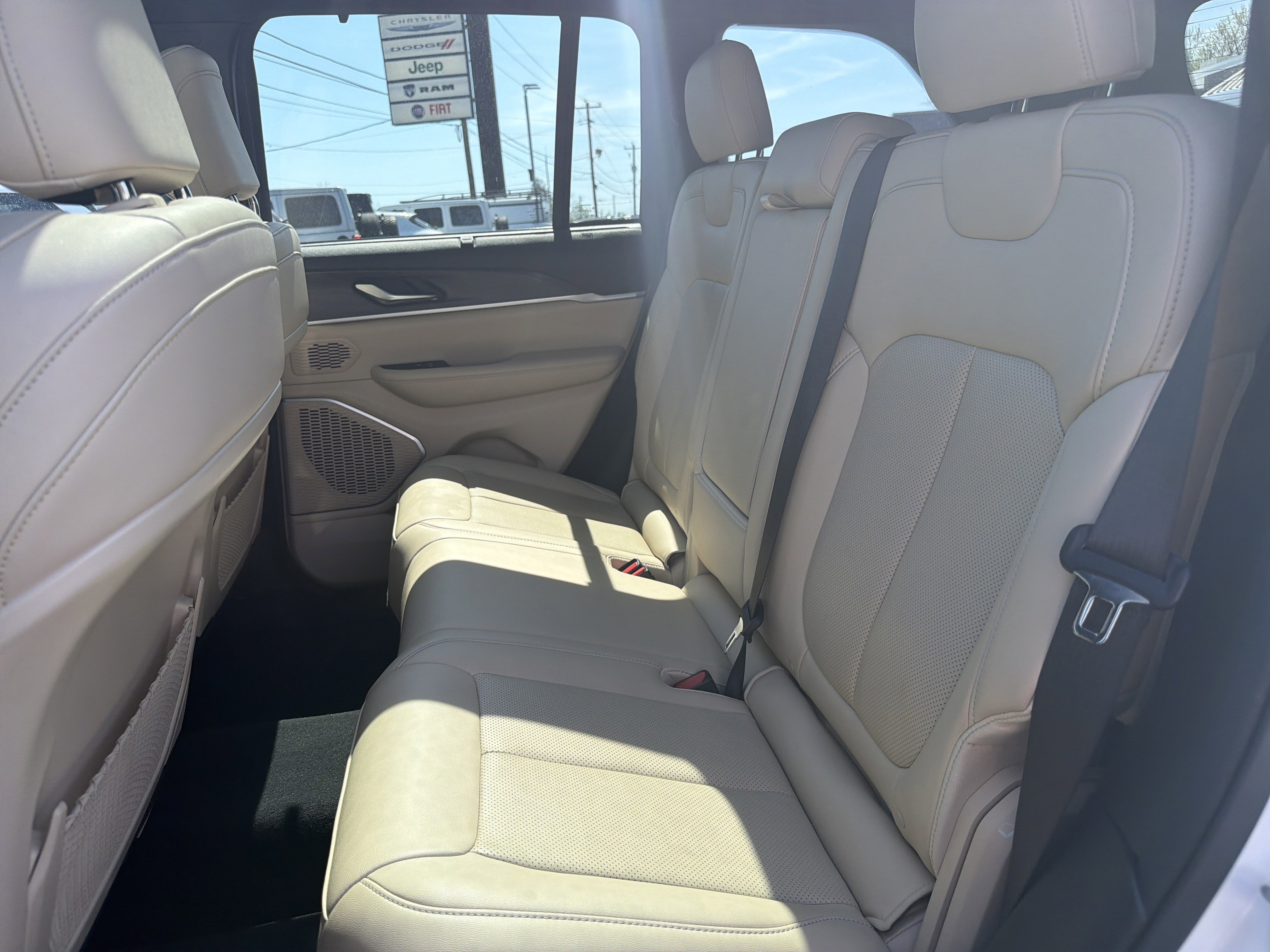 Certified 2022 Jeep Grand Cherokee Limited 4xe w/ Luxury Tech Group II AWD/4WD image 12