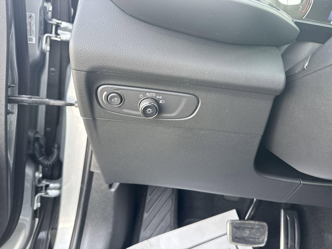 Used 2023 Buick Envision Essence w/ Sport Touring Package image 18