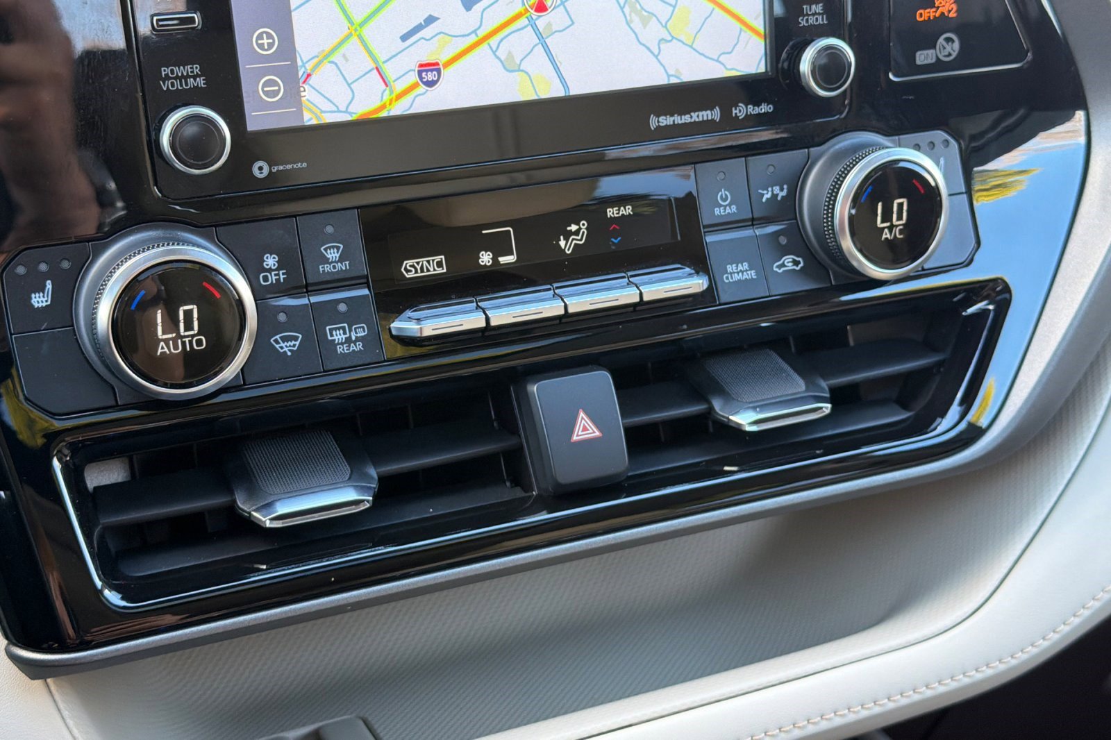 Used 2022 Toyota Highlander XLE image 27