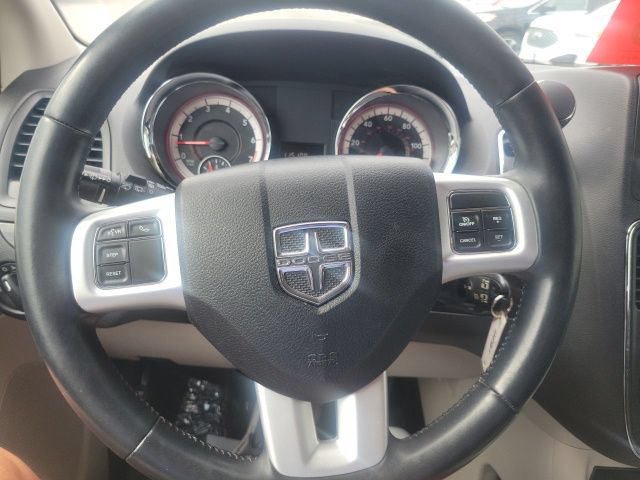 Used 2016 Dodge Grand Caravan SXT w/ UConnect Hands-Free Group FWD image 12