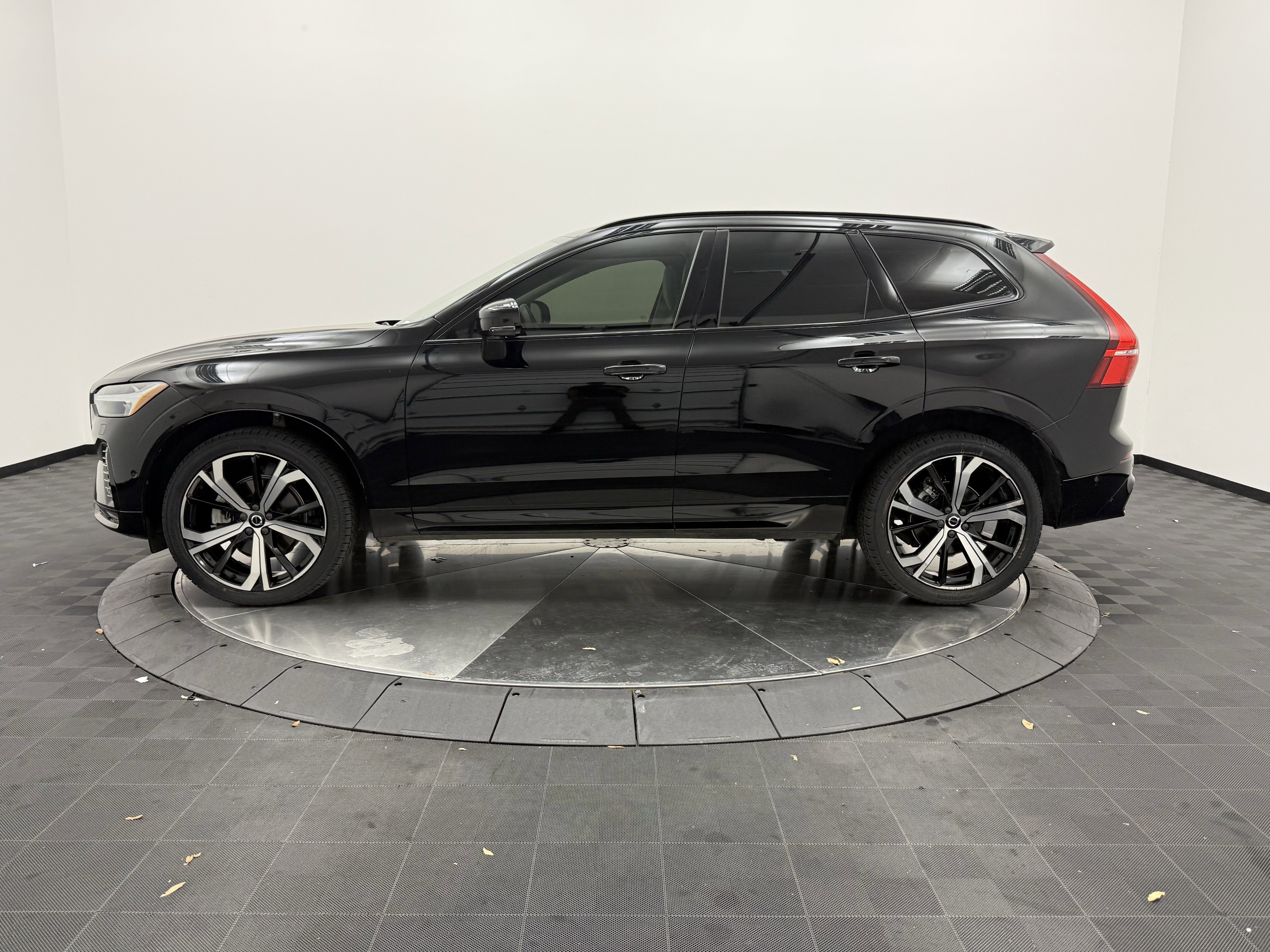 Used 2024 Volvo XC60 B5 Ultimate w/ Protection Package Premier image 4