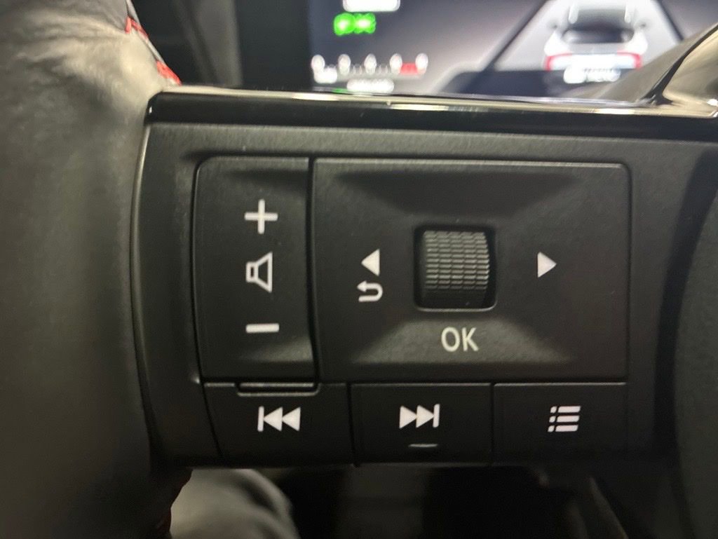 Used 2025 Nissan Kicks SR w/ SR Premium Package FWD image 21
