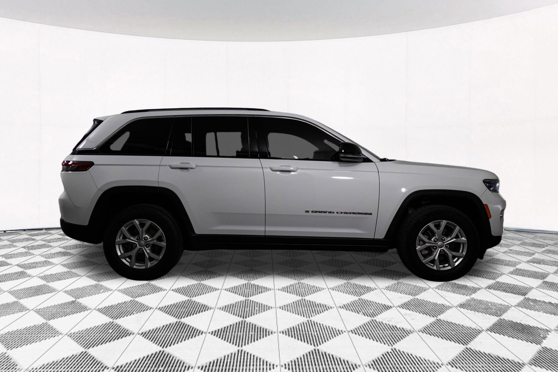 Used 2023 Jeep Grand Cherokee Limited w/ Trailer Tow Prep Group (B) image 17