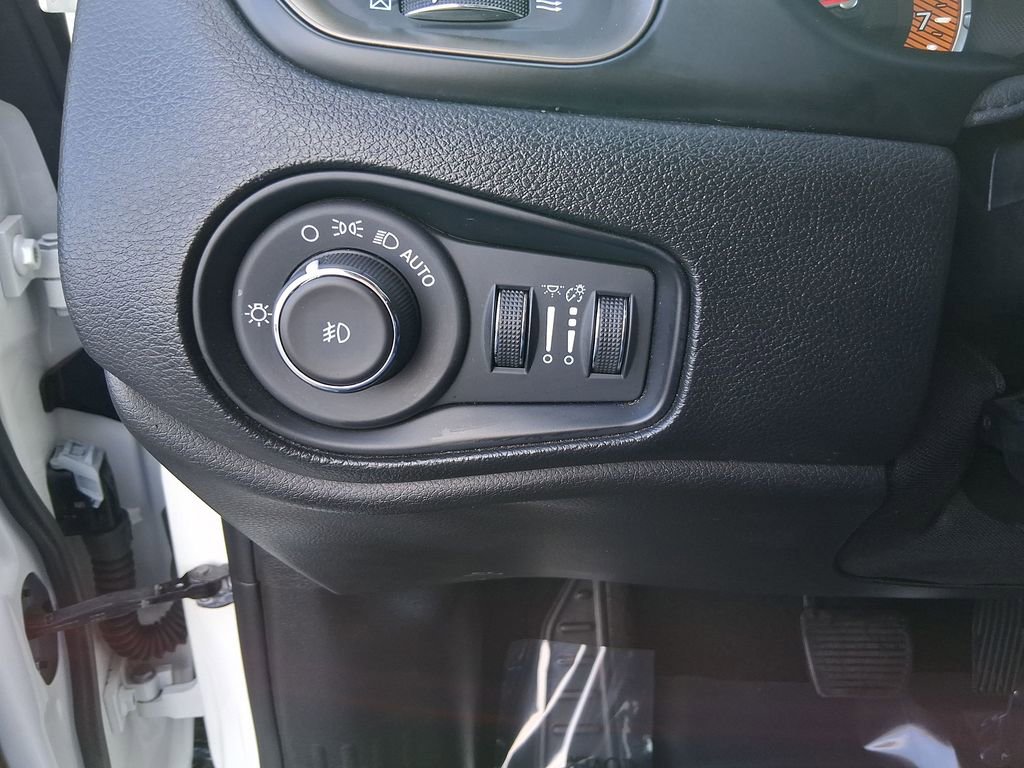 Used 2023 Jeep Renegade Latitude AWD/4WD image 16