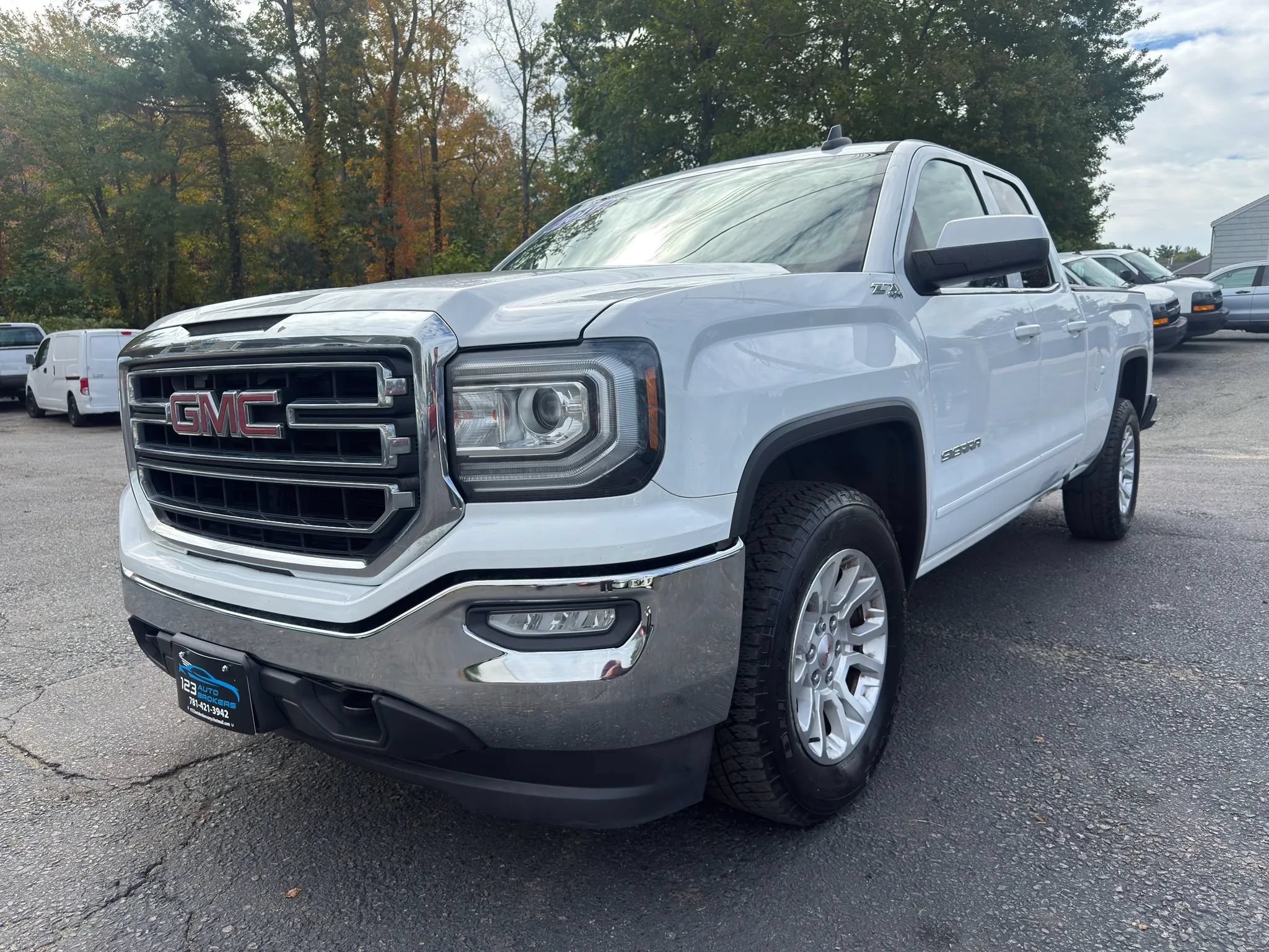 Used 2017 GMC Sierra 1500 SLE w/ SLE Value Package AWD/4WD image 3