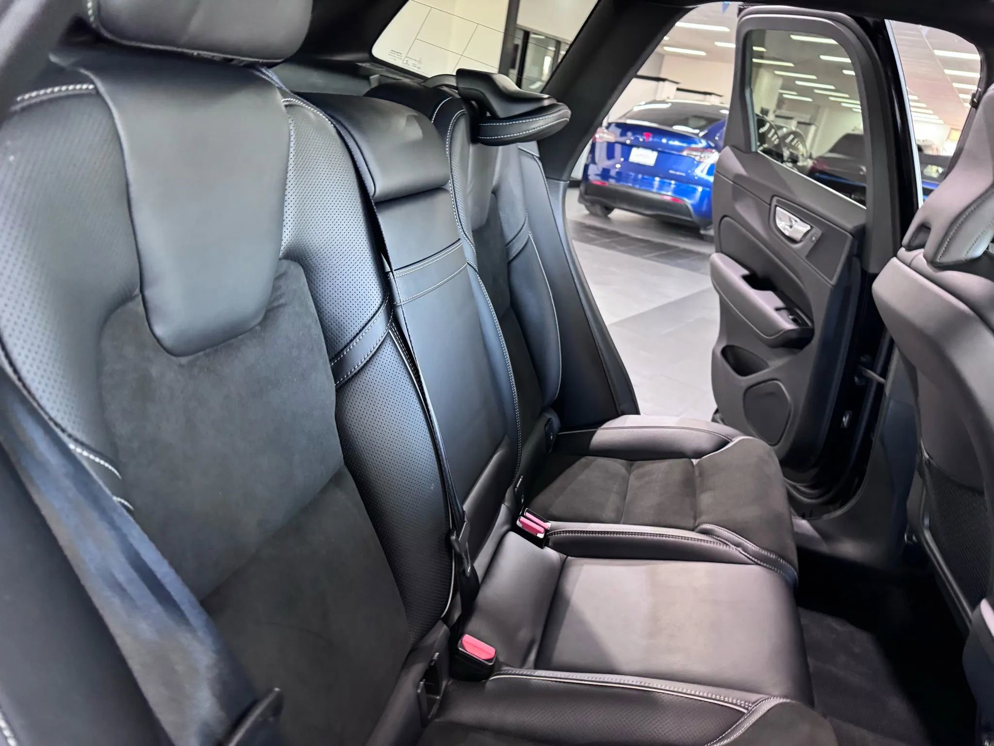 Used 2019 Volvo XC60 T5 R-Design w/ Protection Package Premier image 18