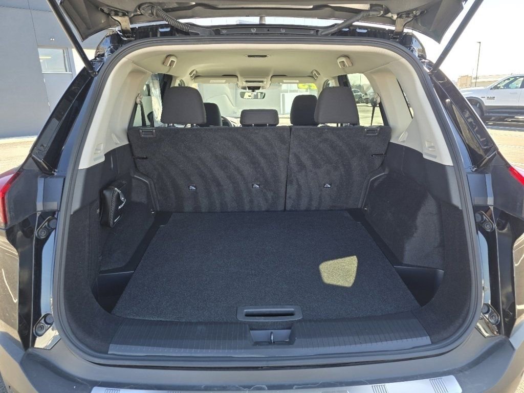 Used 2023 Nissan Rogue S image 13