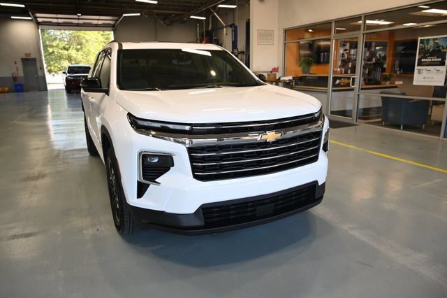 New 2027 Chevrolet Traverse LT w/ Sun and Wheel Package FWD image 3