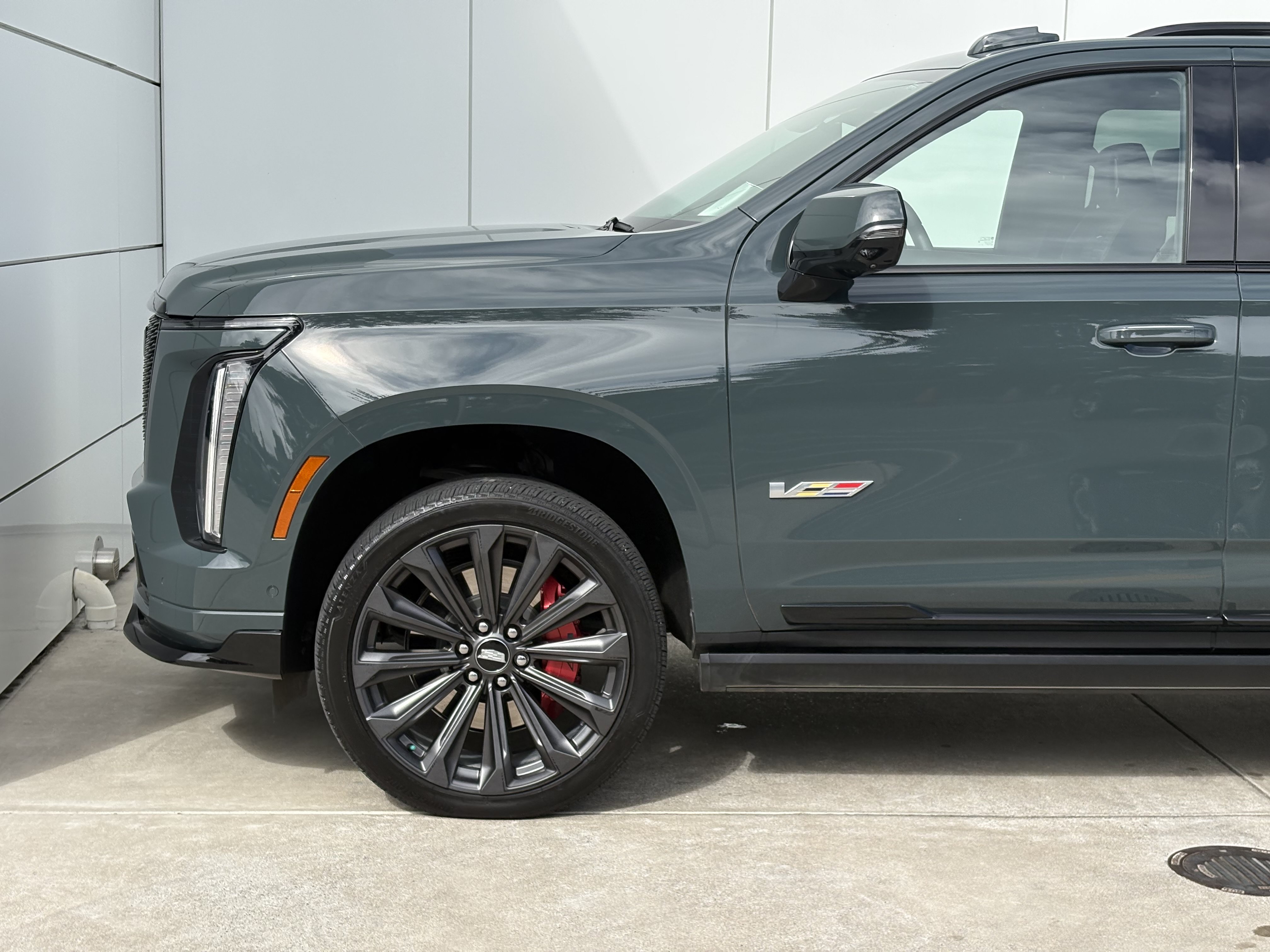 Used 2025 Cadillac Escalade ESV V AWD/4WD image 5