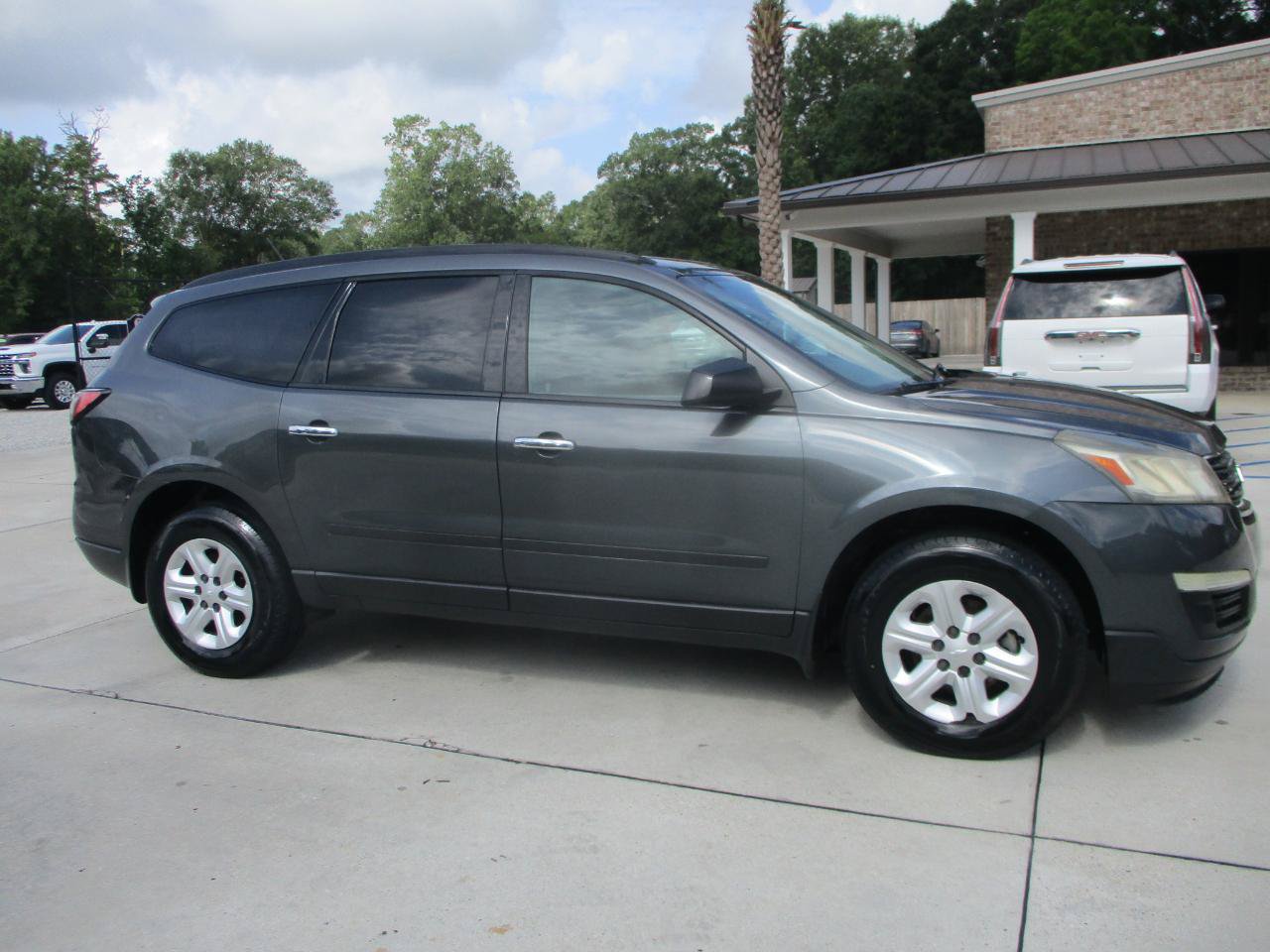 Used 2014 Chevrolet Traverse LS FWD image 1