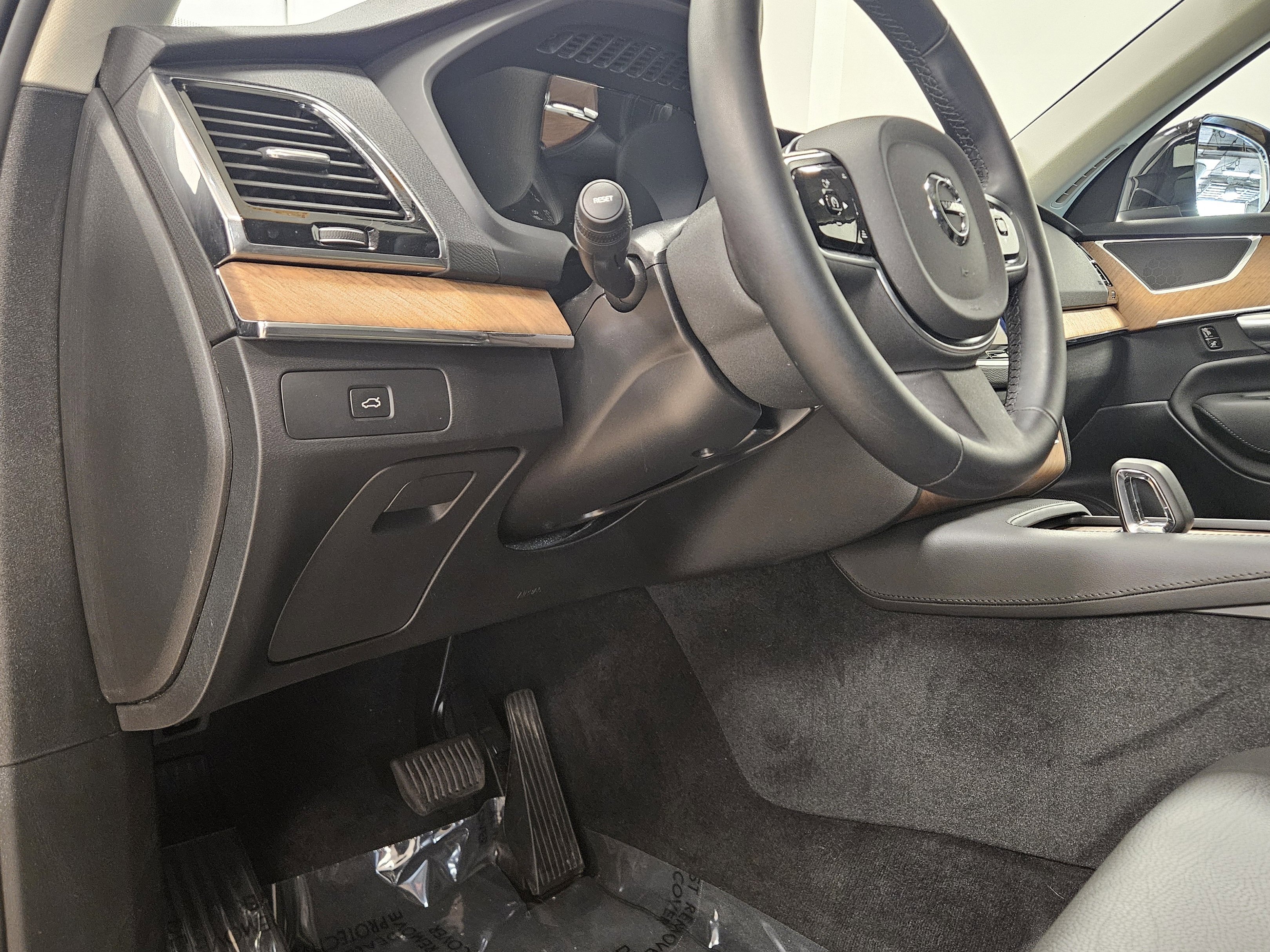 Used 2025 Volvo XC90 B6 Plus w/ Protection Package Premier image 44