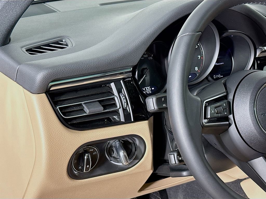 Used 2025 Porsche Macan image 11