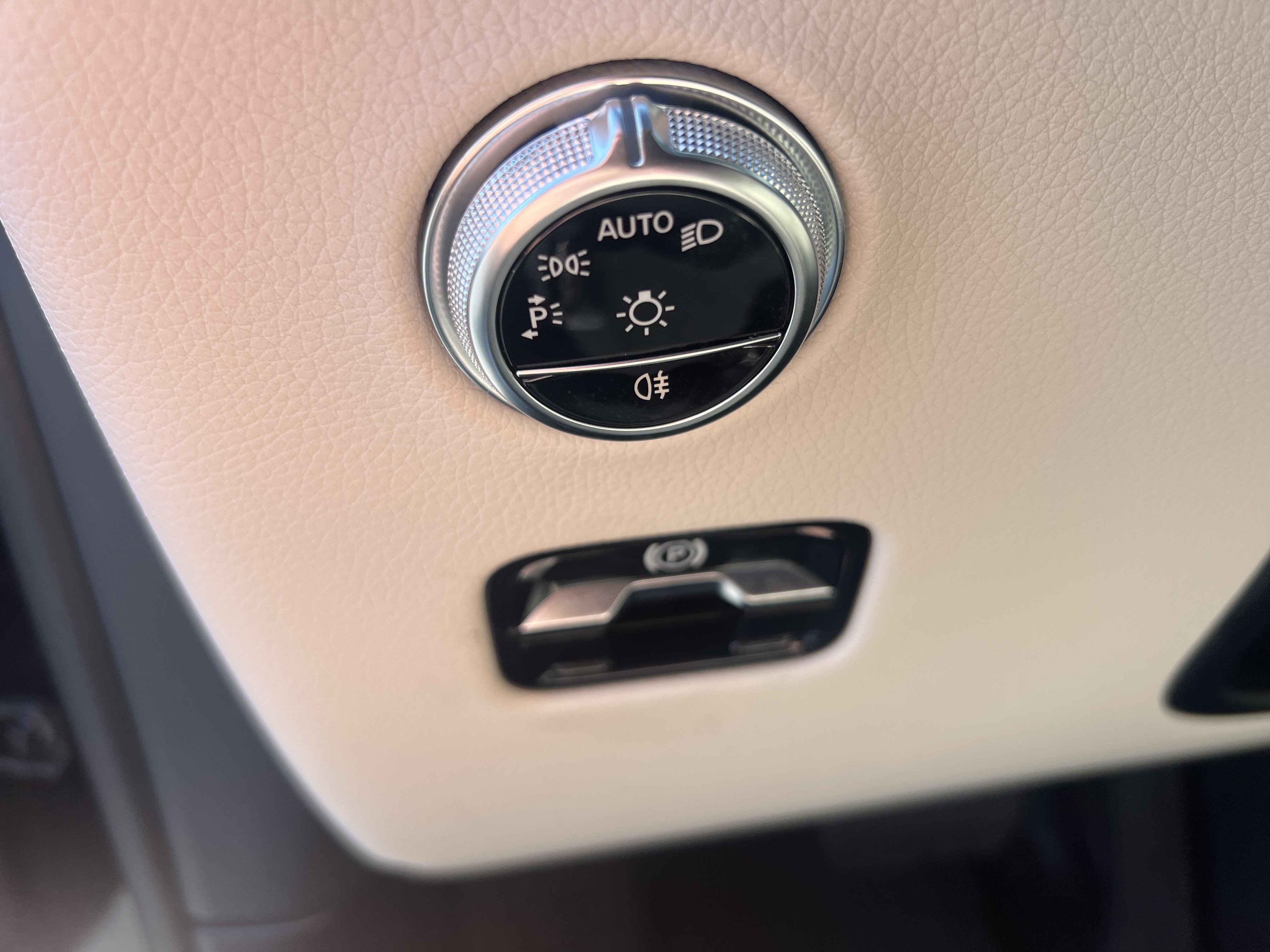 Used 2024 Mercedes-Benz GLC 300 4MATIC image 17