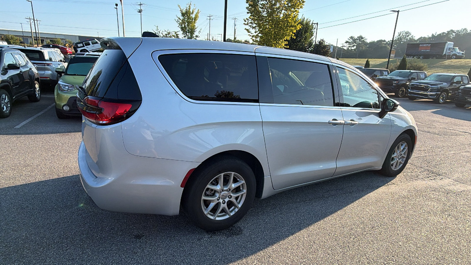 Used 2024 Chrysler Pacifica Touring-L FWD image 8