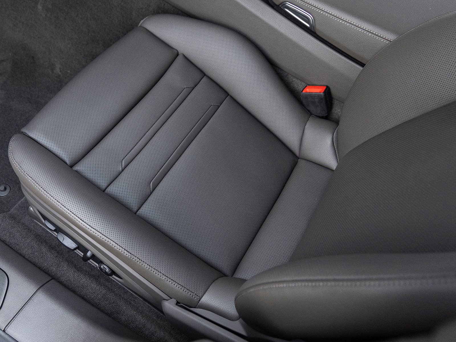 Certified 2023 Porsche Panamera Platinum Edition image 26