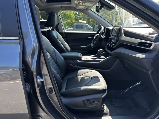 Used 2023 Toyota Highlander XLE AWD/4WD image 34