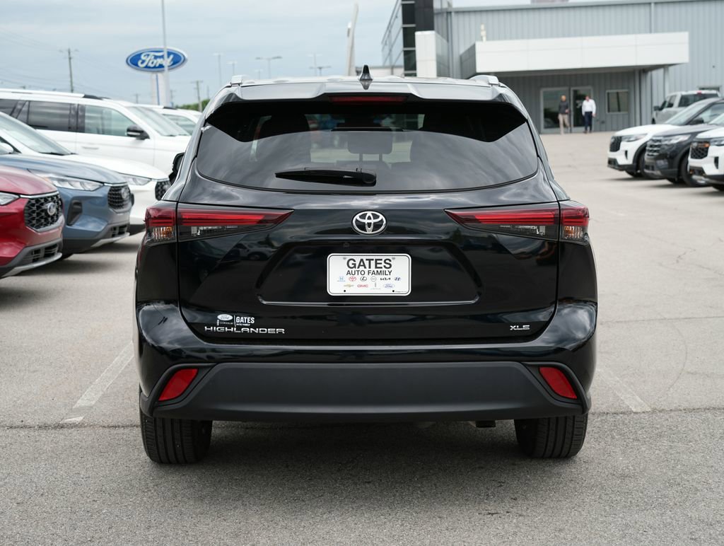 Used 2024 Toyota Highlander XLE FWD image 6