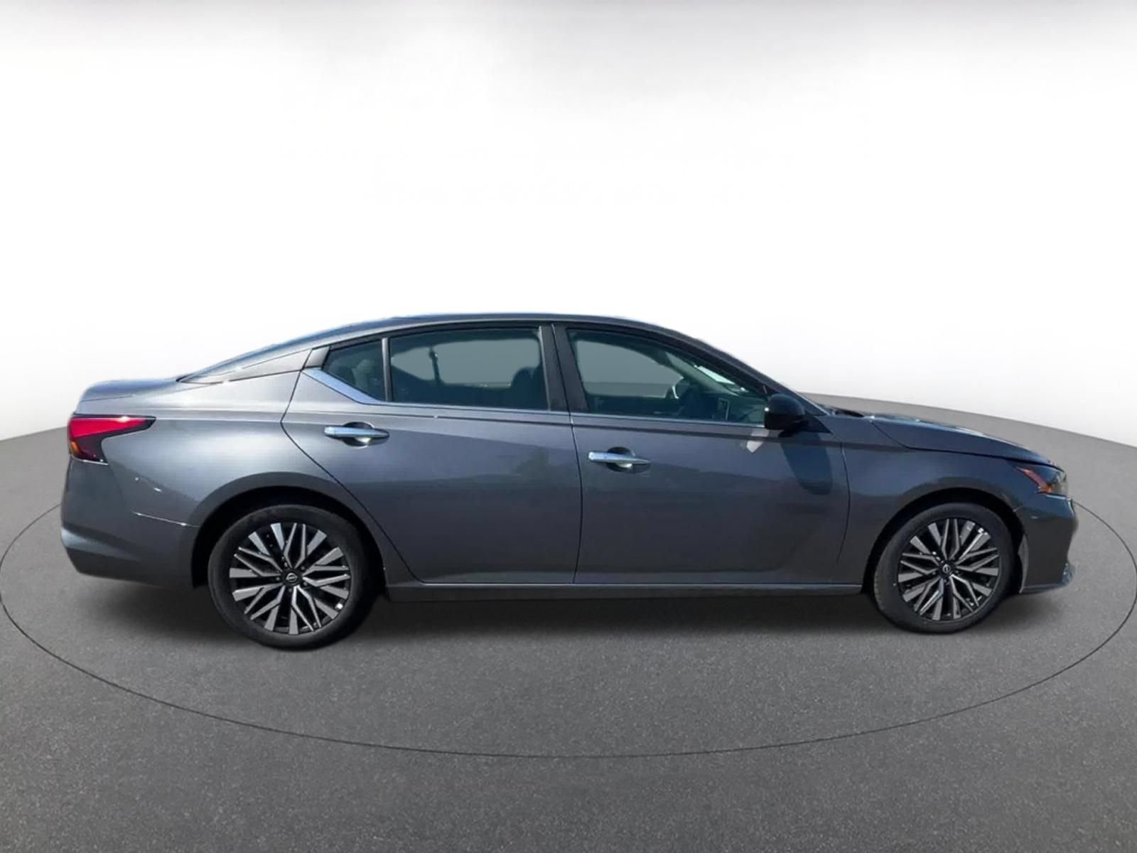 Used 2025 Nissan Altima 2.5 SV FWD image 15