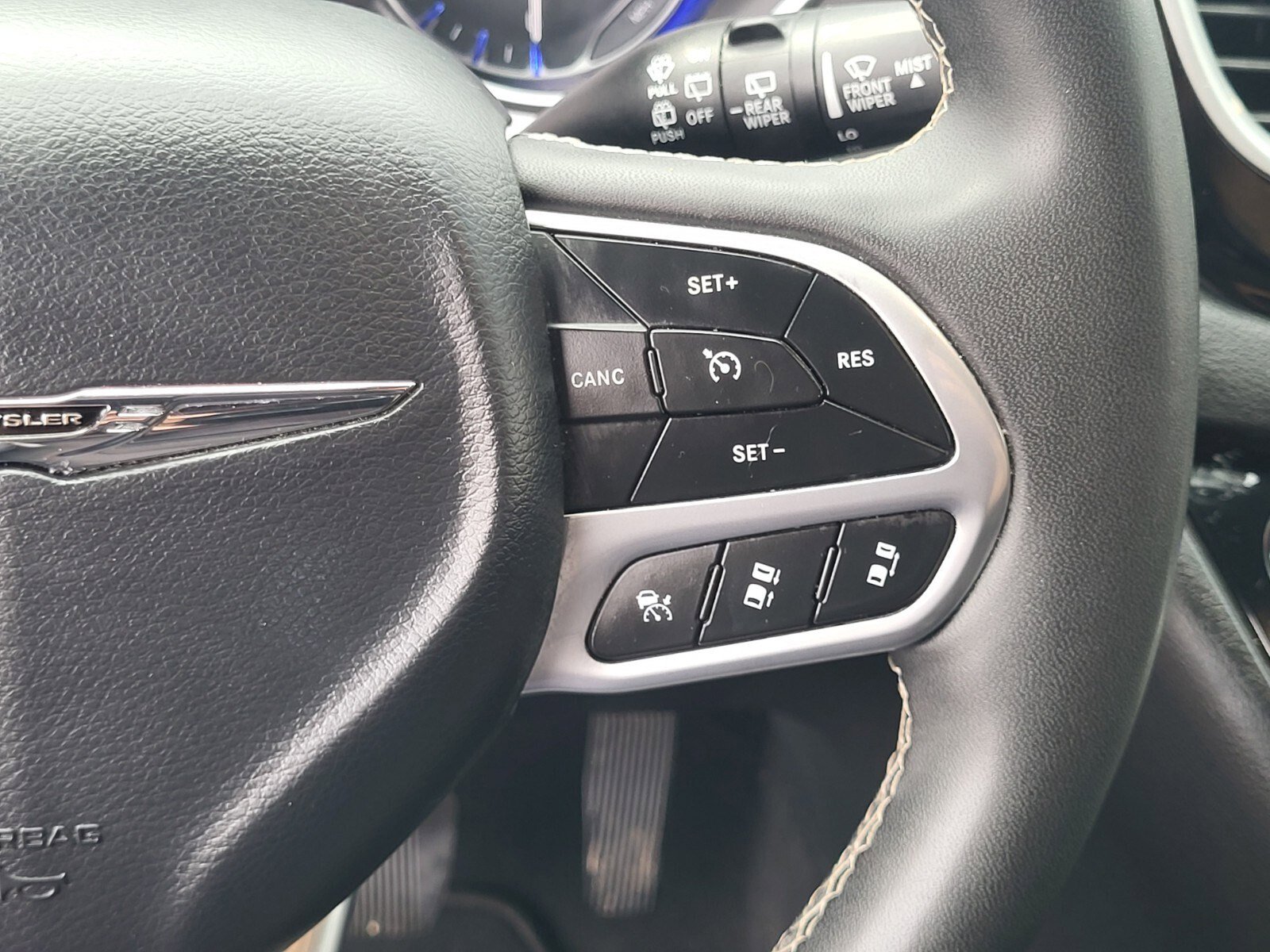 Used 2025 Chrysler Pacifica Select FWD image 28