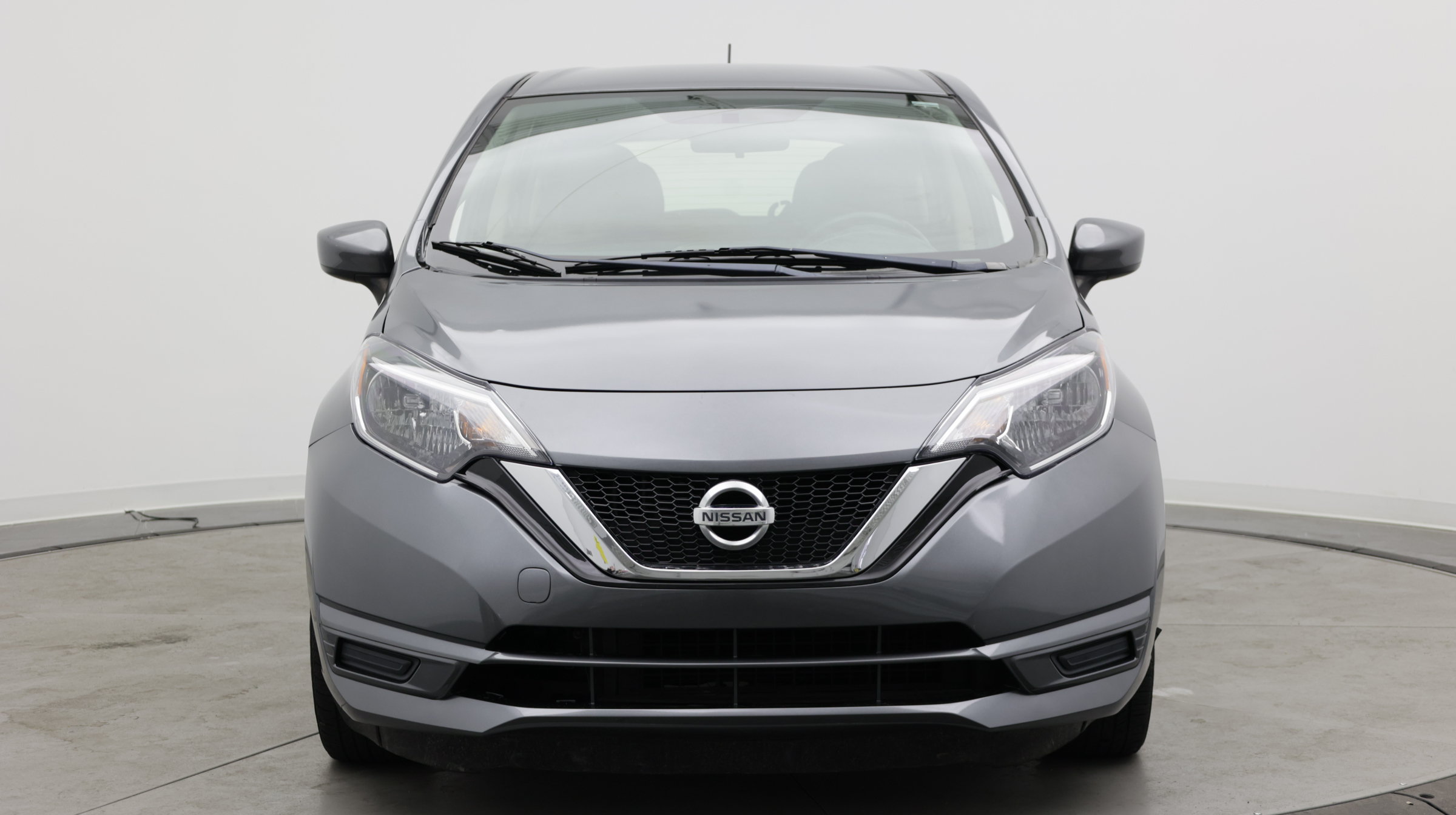 Used 2018 Nissan Versa Note SV FWD image 2